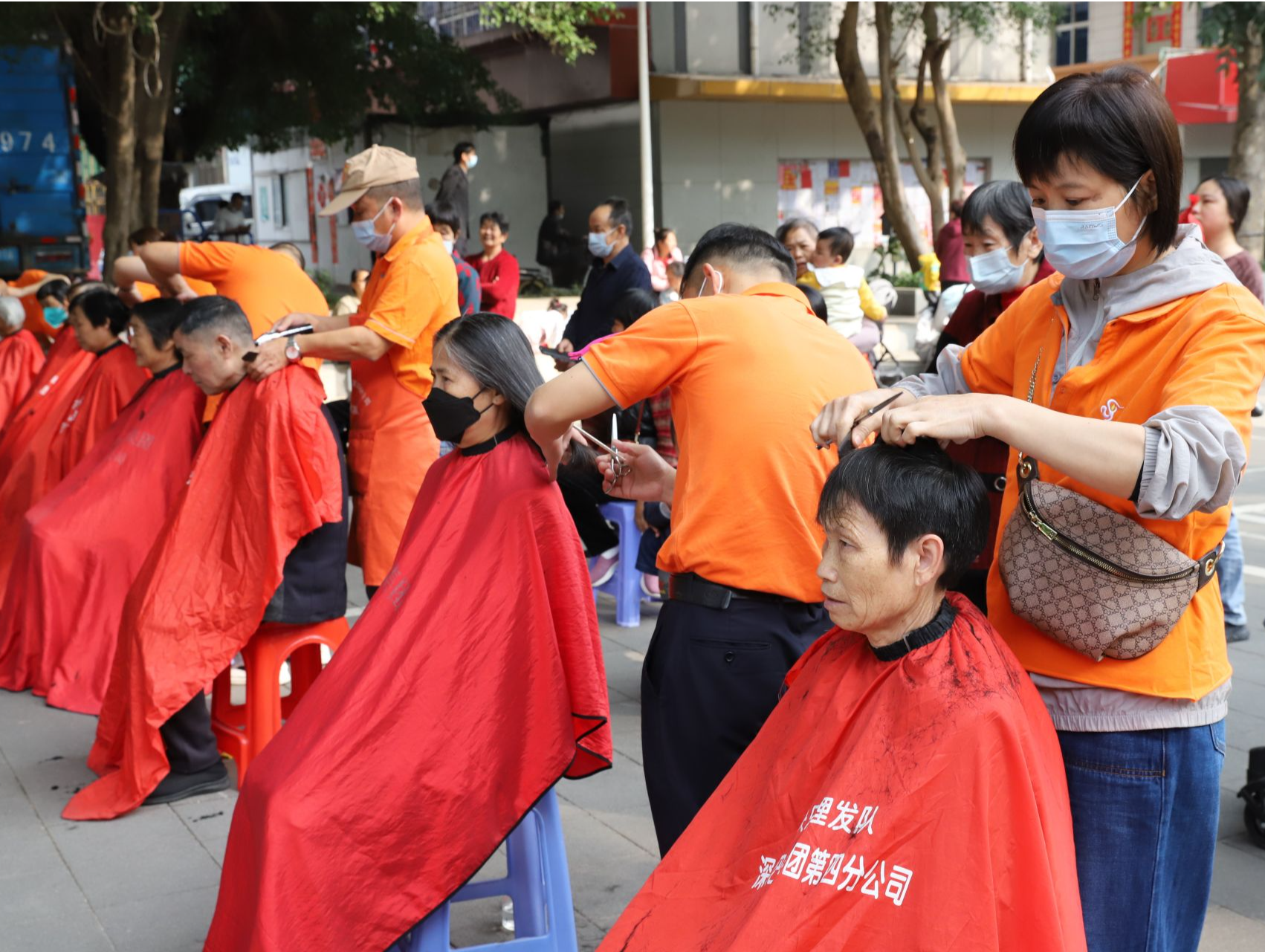 春风送暖党建引领，深巴四公司开展便民服务活动