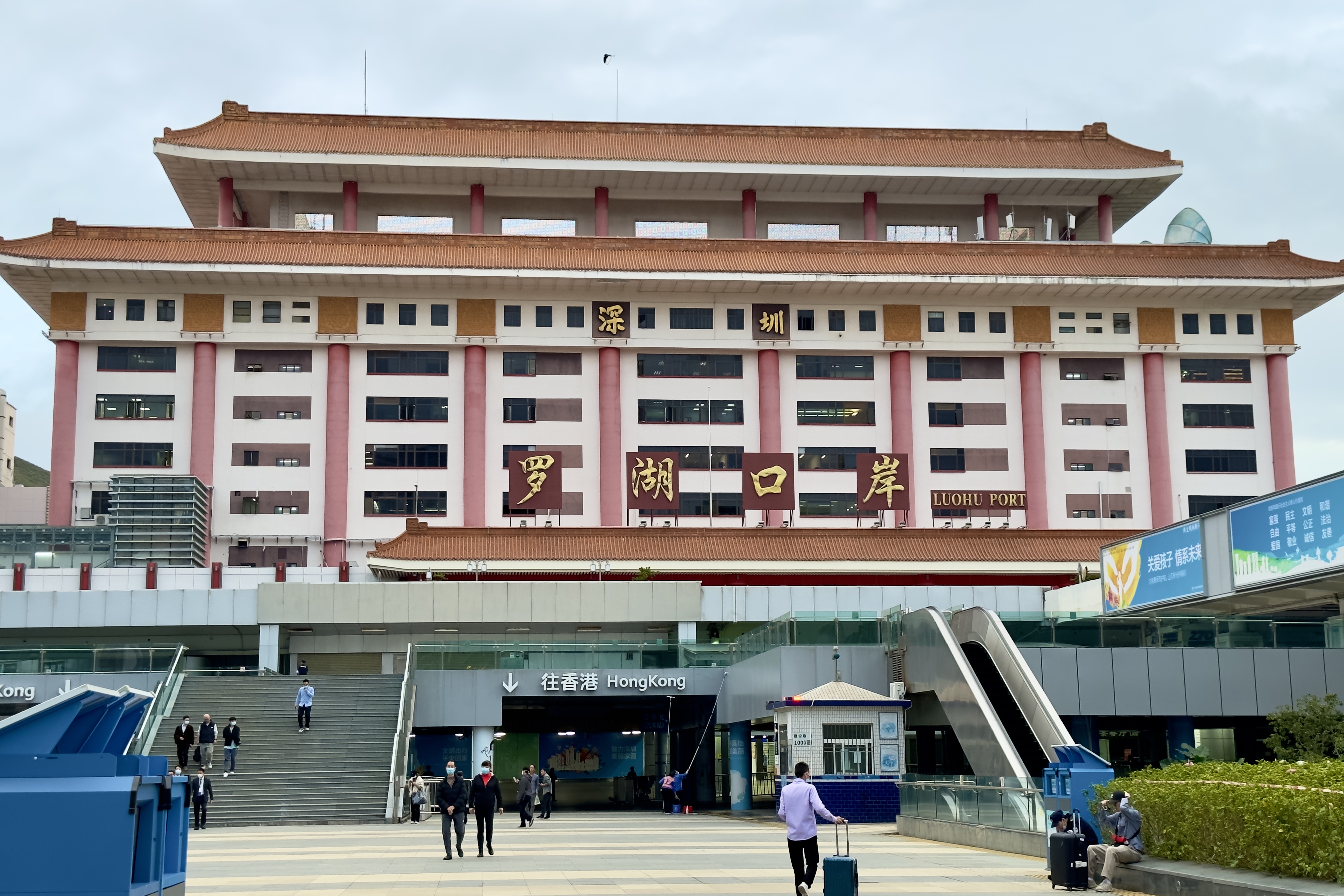 记者探访罗湖商业城商户：通关带来希望，欢迎大家常来