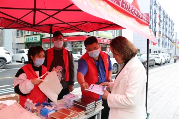 马田街道：红色小分格“微行动”  传递温暖与文明
