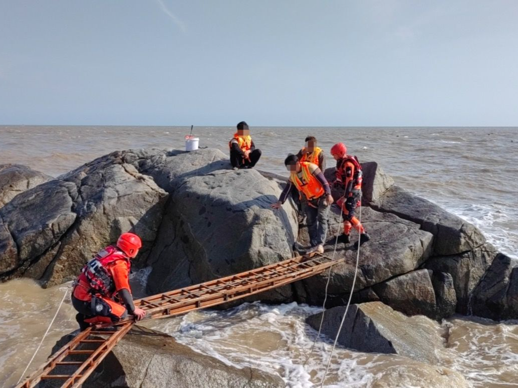 钓友遇涨潮被困海上礁石，汕头消防架桥成功解救