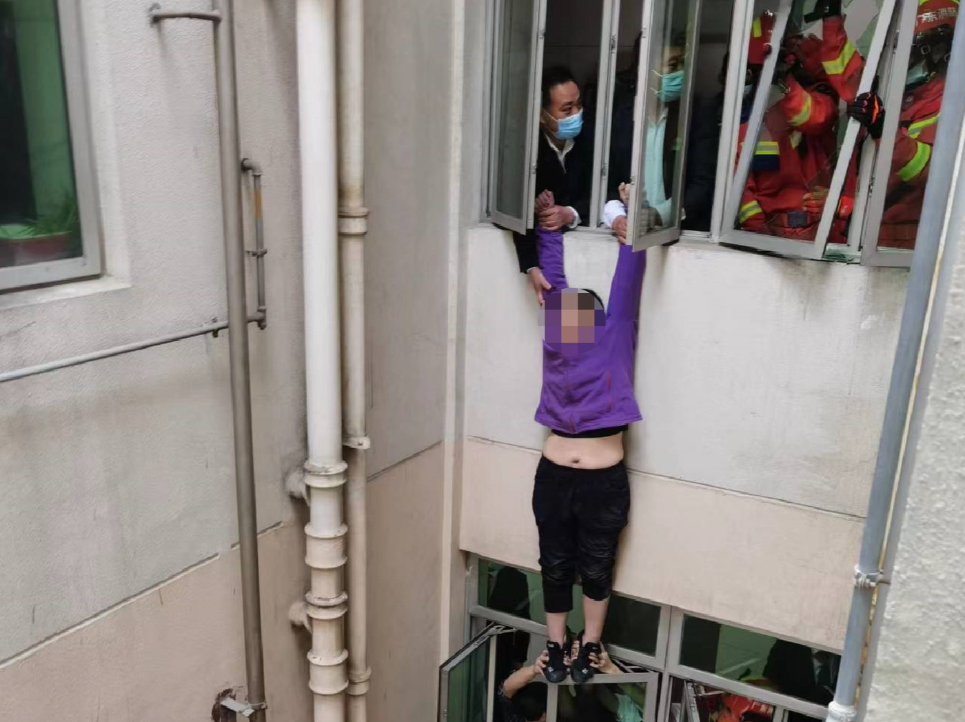 深圳一女子悬挂19楼窗外，消防物业合力救援