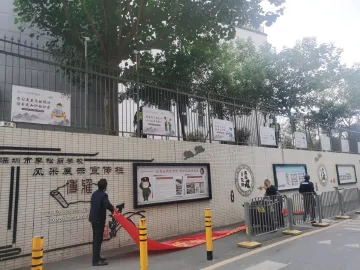 公明街道清理各类违规设置广告横幅 助力文明城市创建
