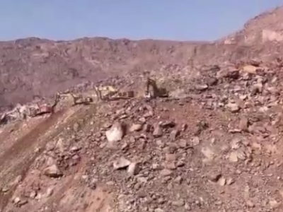 内蒙古露天煤矿坍塌事故最新救援进展：重型机械对坍塌体从上至下分层剥离