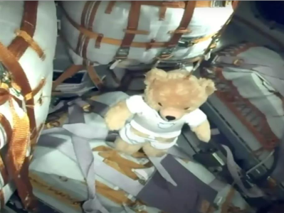 俄罗斯发射飞船接被困宇航员回家，里面坐着一只泰迪熊