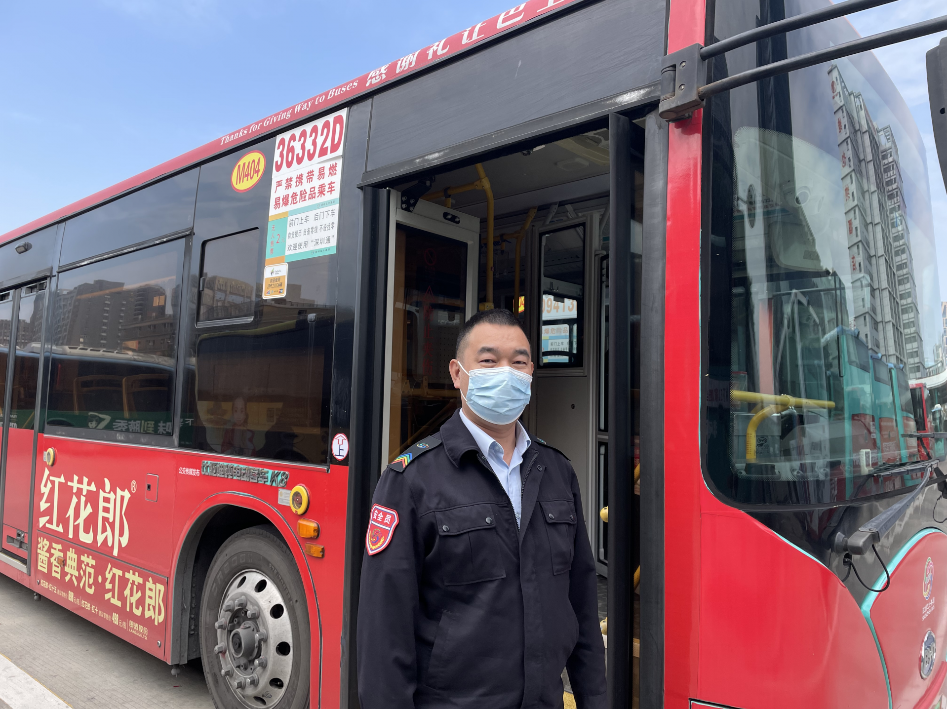 公交乘客突发疾病，司机市民合力救助护平安