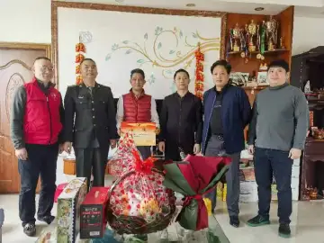 凤凰街道向辖区现役“四有”优秀士兵家属送喜报