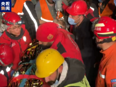 中国救援队参与救出一名土耳其地震男性幸存者