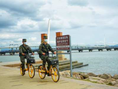 执勤新装备低碳便捷，美团单车为深圳武警捐赠百辆定制单车