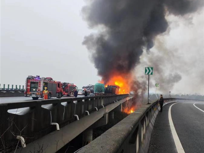 许广高速长湘段多车相撞起火，应急部门：多方救援力量已到场处置