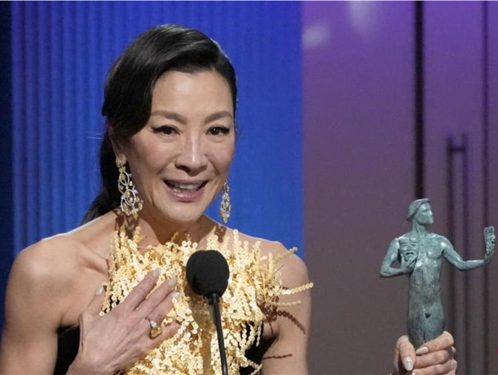 杨紫琼成为美国演员工会“首位亚裔影后”，离奥斯卡只剩一步之遥
