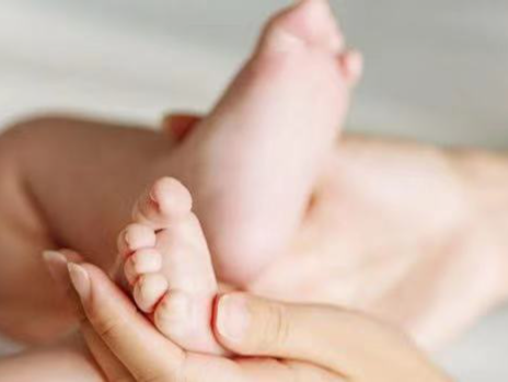医院错放胚胎生下的试管婴儿，算亲生的吗？