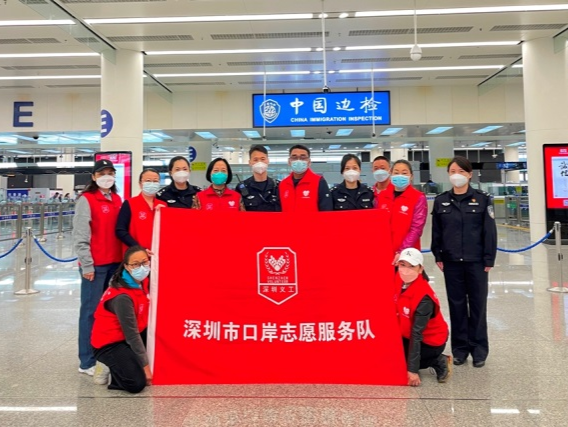 “警察蓝”与“志愿红”开启护学春日行动