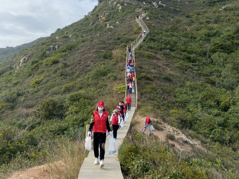 深圳天文台登山栈道来了一群“红马甲”