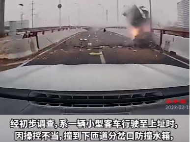 上海中环一车失控翻下高架并起火，司机当场死亡