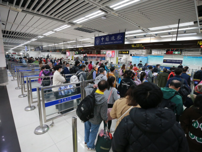 深圳湾口岸再现客流潮，一个多月出入境客流量约98万人次