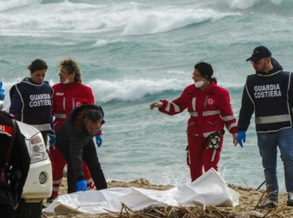 意大利南部海域移民船只沉没事故死亡人数升至63人