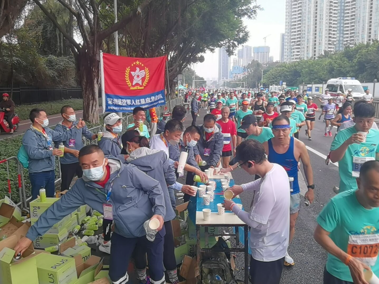 退役军人志愿者助力2022深圳马拉松赛事