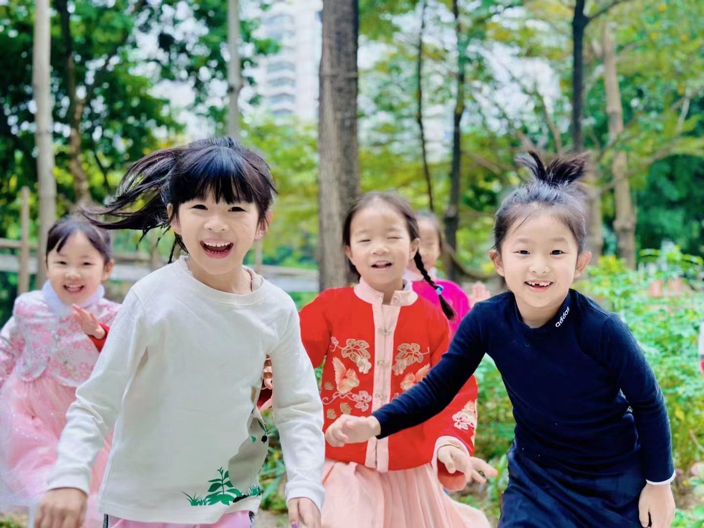 深圳春诵园托育中心带着孩子认识“春耕节”