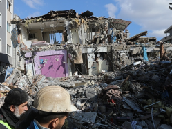 土耳其地震灾区一幸存者被埋废墟257小时后获救