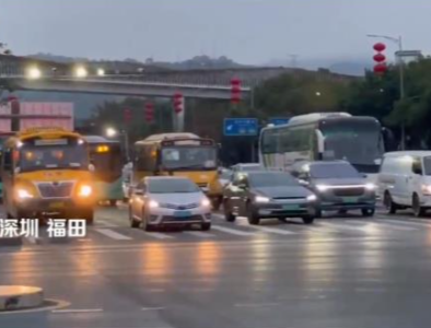 确保校车运行安全 守护学生平安上学路  开学首日深圳设72个点开展校车整治