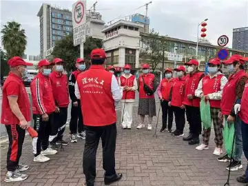 光明街道组织开展农贸市场卫生清扫活动