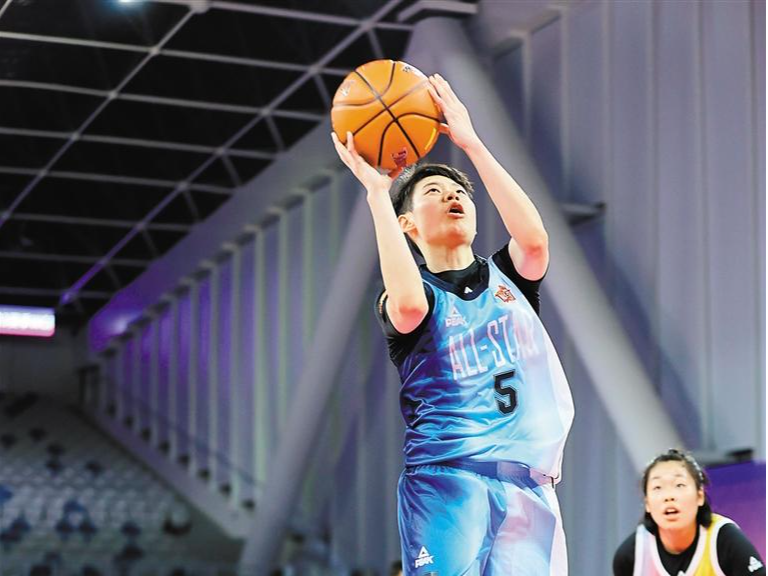深圳二实毕业学姐李双菲、郭小千亮相WCBA星锐赛
