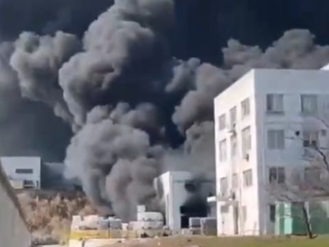 安徽绩溪一化工厂失火，起火原因仍在调查中