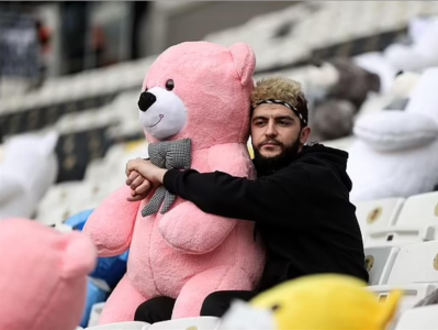 土耳其足球超级联赛现场下“玩具雨”，球迷投掷毛绒玩具送给地震灾区儿童