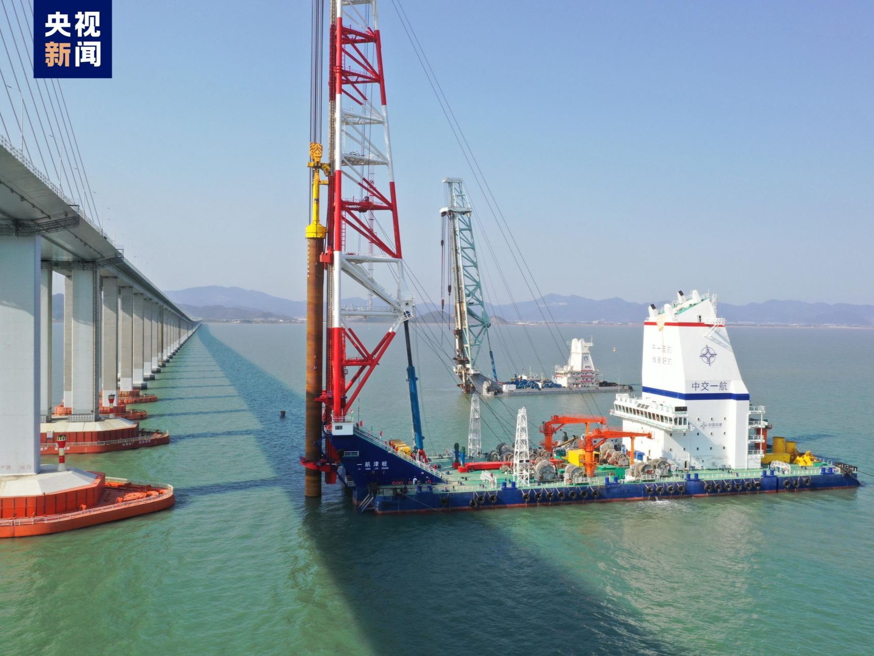 世界最大打桩船“一航津桩”正式投入施工