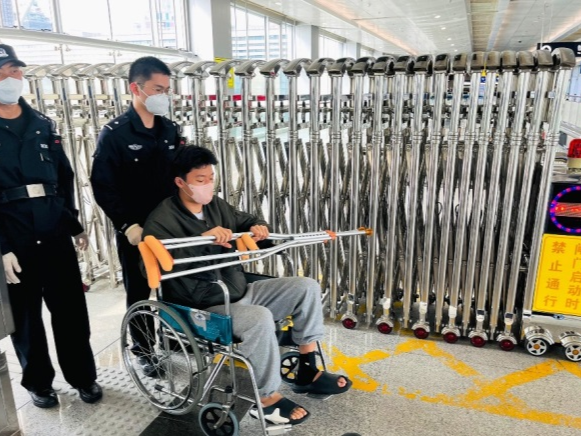深圳边检：暖心服务 传递温情