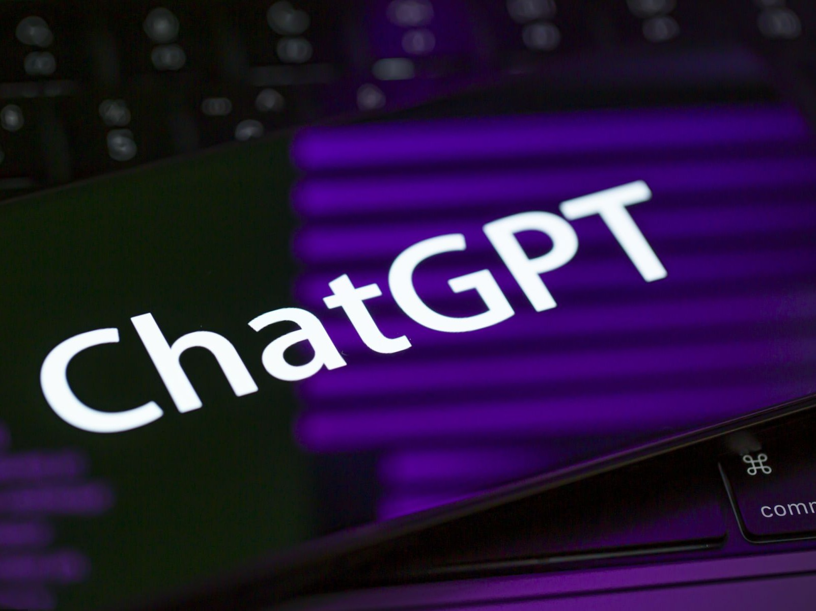 ChatGPT热潮未退：百度要推国产版，电商、印刷企业也要跨界，成色几何？