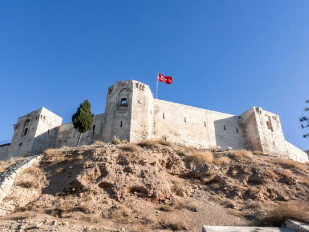 土耳其一座千年古堡在强震中倒塌，为世界文化遗产