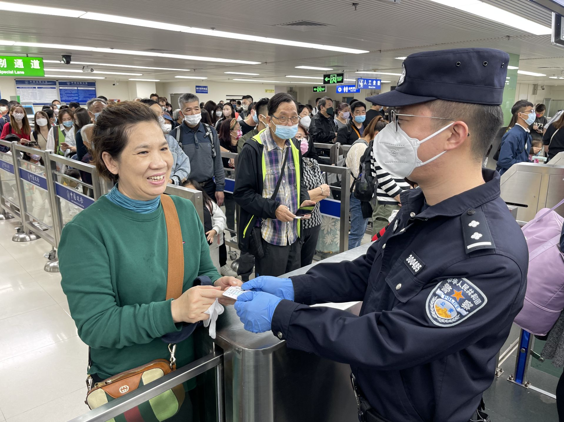  罗湖边检一周查验旅客逾60万人次，温情护航旅客平安路