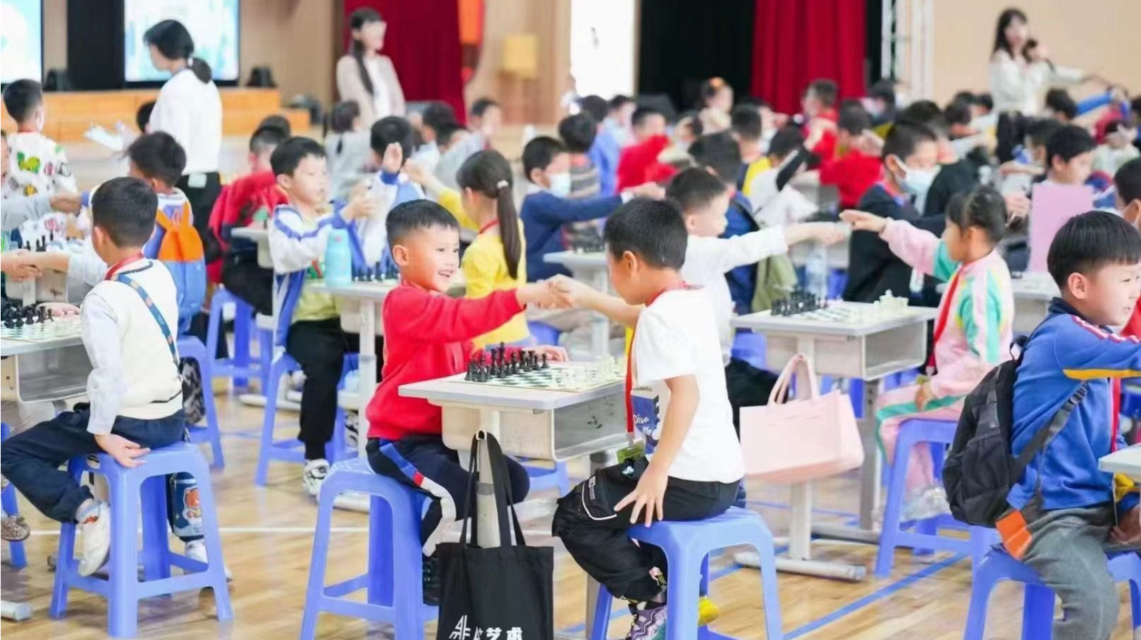 369名小棋手现场切磋，2023年春季大鹏新区第二届国际象棋等级赛举行