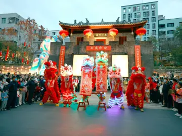 深圳市民逛南头古城元宵庙会，畅享民艺发光之旅！