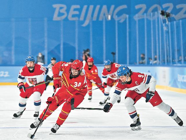 新闻日历 | 2月3日 1年前的今天 深圳女冰选手为中国队攻入北京冬奥会首粒进球