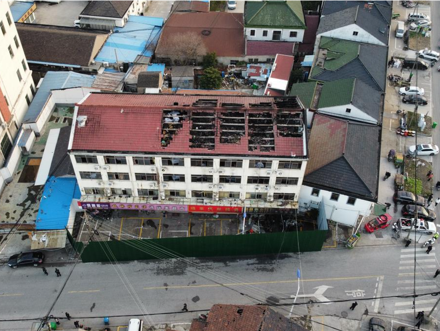 苏州6死28伤大火亲历者：蹲在空调外机逃生，事发宾馆仅一个上下通道