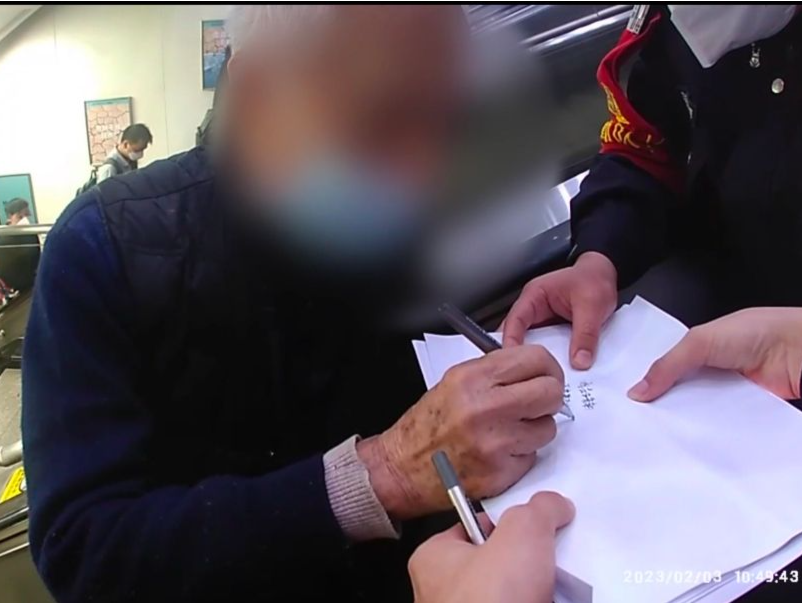 八旬老伯电梯上摔倒，广州南站巡逻民警热心救助