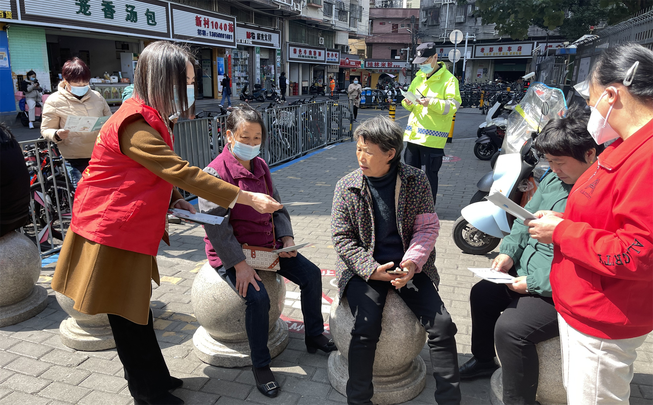 边走边“啄”促文明 李松蓢社区组织学校职工党员开展环境保护“绿色”行动