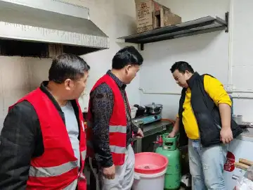 送“安全”进栋入户！新湖街道楼长联合会组织开展用电用气安全排查