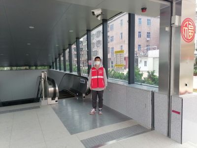 马峦街道“红马甲”助力居民返乡、返岗