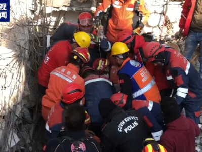 不放弃！震后超150小时，中国救援队再次救出一人