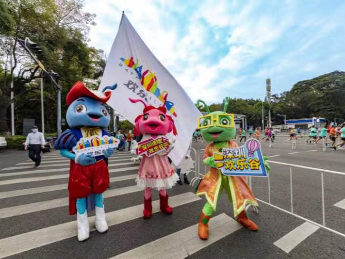 深圳欢乐谷特别啦啦队为“深马”助威