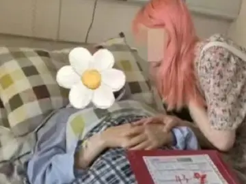 那个因染粉色头发被网暴的杭州女孩走了：和抑郁症抗争半年多