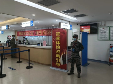 光明街道组织应征青年上站体检