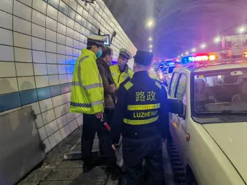 太荒唐！男子赌气逆行高速，危险又违法