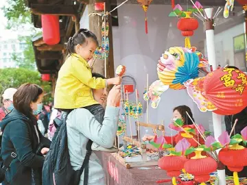 玩花灯看舞狮 深港同心欢乐闹元宵