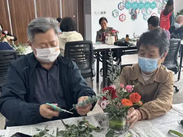 岁月如花，园岭街道华林社区开展长者DIY插花活动