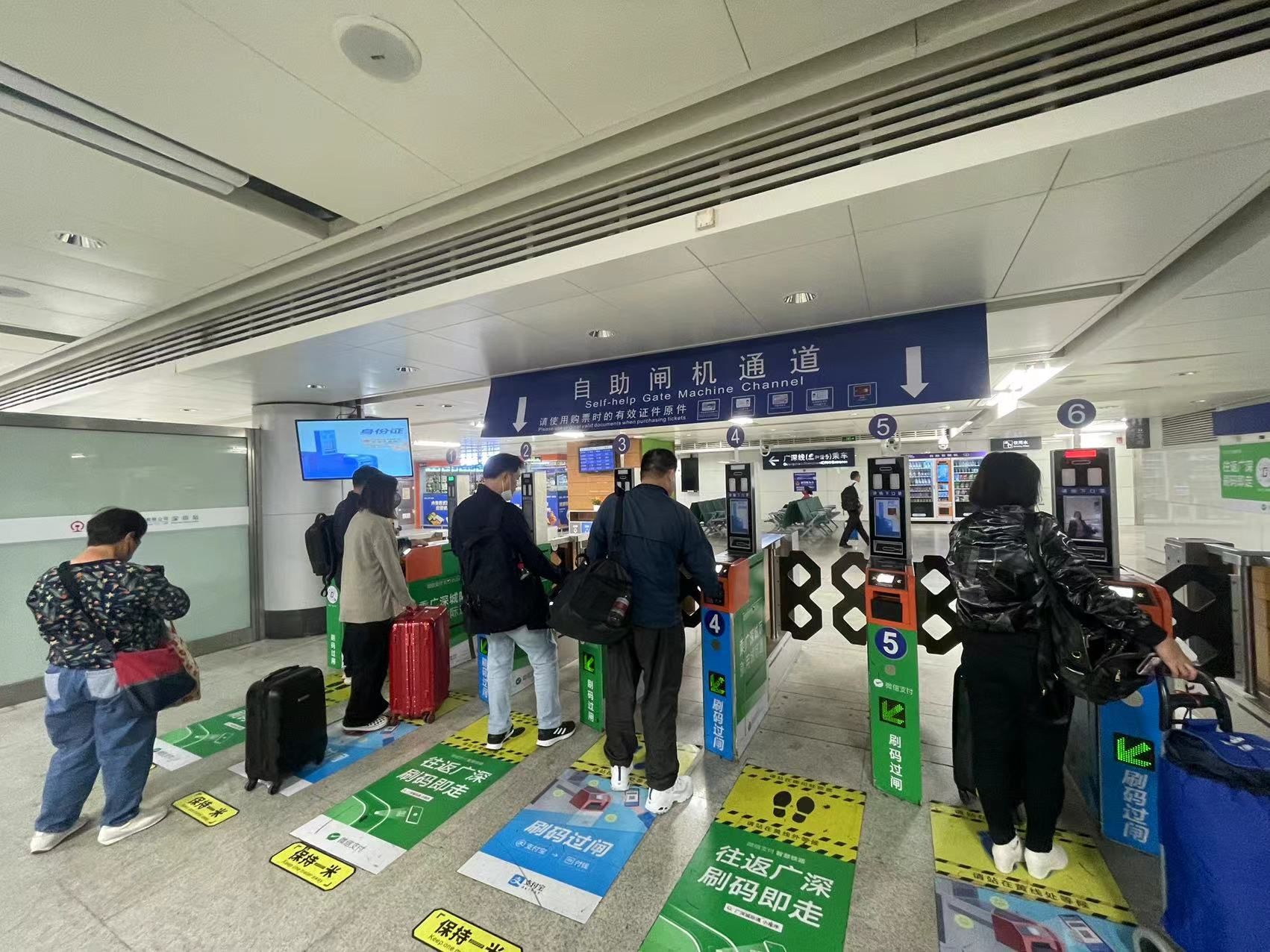 深圳铁警贴心服务温暖通关旅客