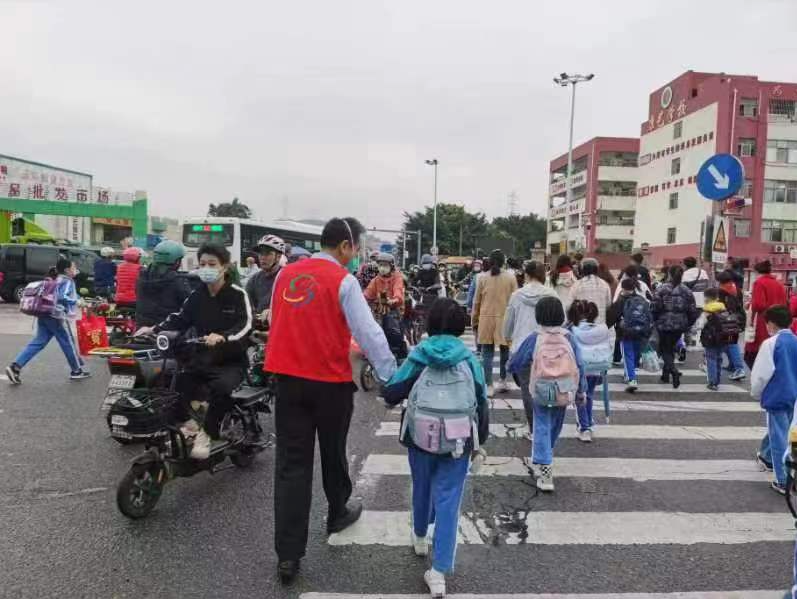 的哥的姐化身交通安全员，护航学生上学路